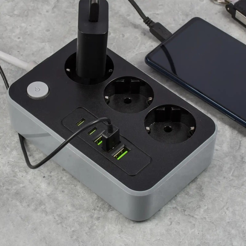 Full HD WiFi-Kamera in Steckdosenleiste und USB-Ports